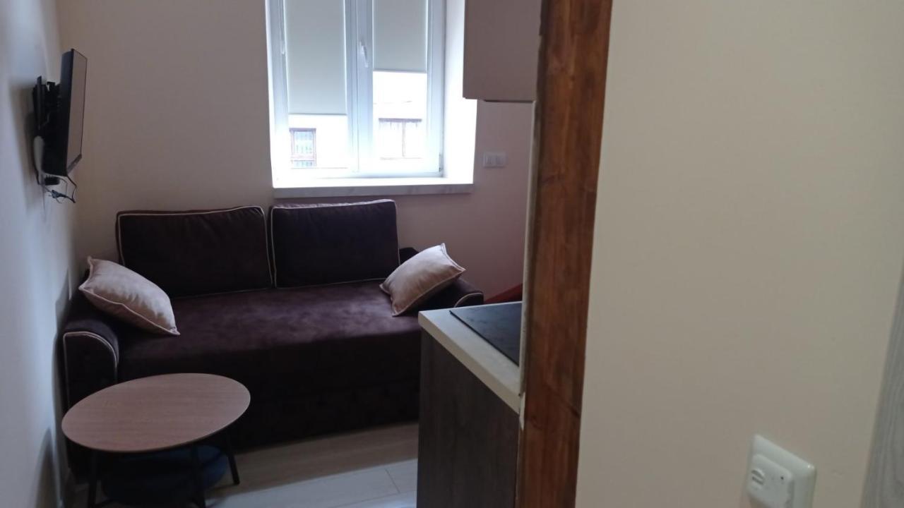 Appartamento Chorni Vivtsy Černivci Esterno foto